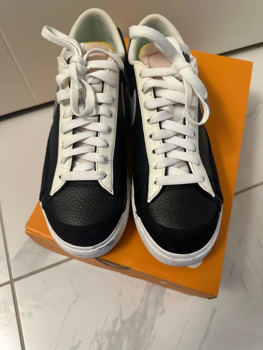 Nike Black/White Low-Top Sneakers with Silver Swoosh and Neon Green Heel - (30) - Picture 4 of 8